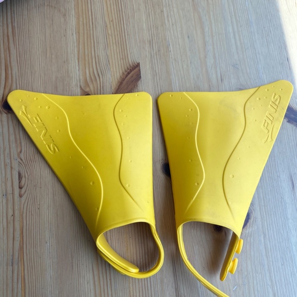 FINIS Fishtail 2 Swim Fins for Toddlers & Kids - Picture 2 of 3